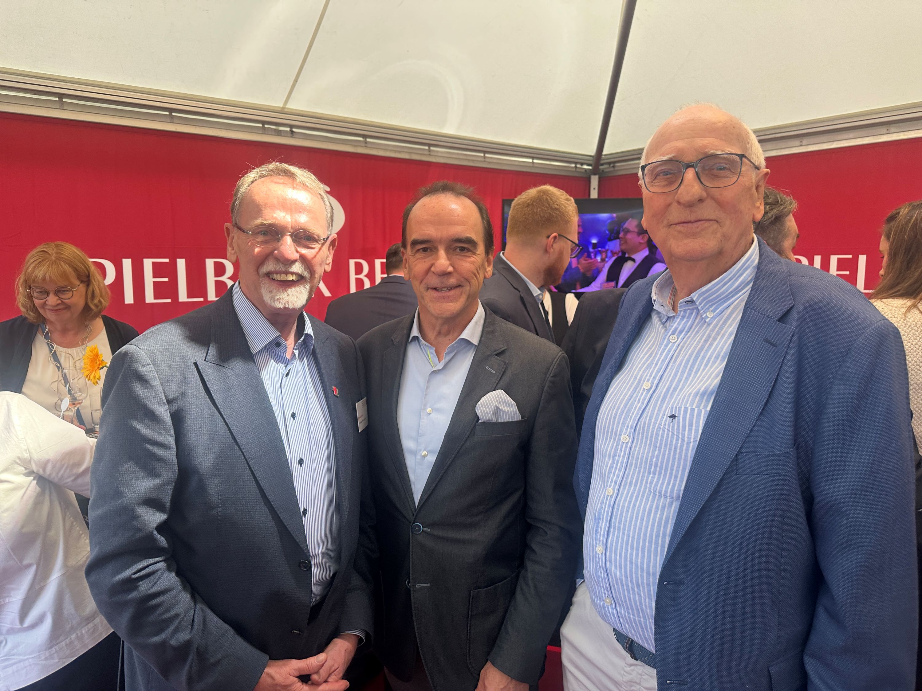 v.l. Thomas Härtel, Präsident des Landessportbundes Berlin, Gerhard Wilhelm, und Klaus Böger, Beiratsmitglied der Spielbank Berlin | BERLINboxx